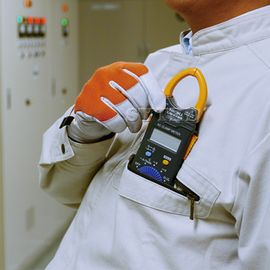 HIOKI AC CLAMP METER CM3289, Quickly clamp wires in even more confined spaces